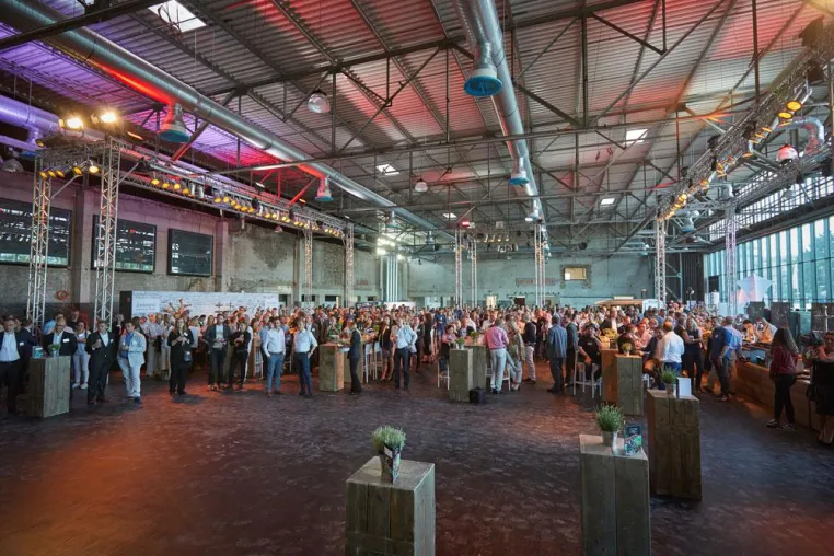 Bild: Glänzender Auftritt von Arena Mietmöbel auf dem Pre-Opening der MOTORWORLD Köln