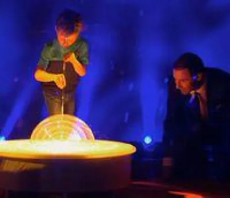 Bild: 8-jähriger Seifenblasenkünstler fordert Prominenten heraus