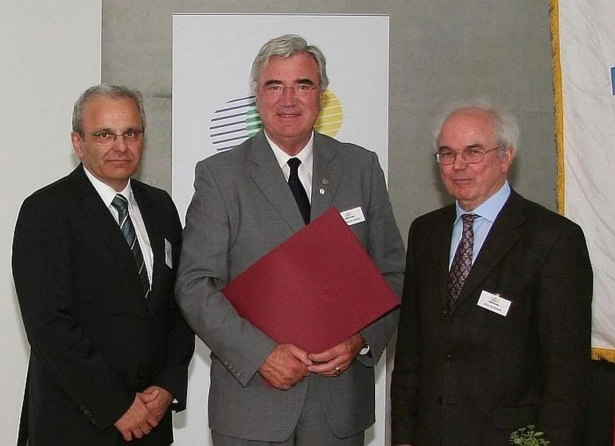 Stehender Applaus zum Abschied von VLW-Vizepräsident Dr. Horst Sadlo (im Bild v.l. Präsident Martin Walter, Ehrenmitglied Dr. Horst Sadlo, Ehrenpräsident Jörg Schwenk)