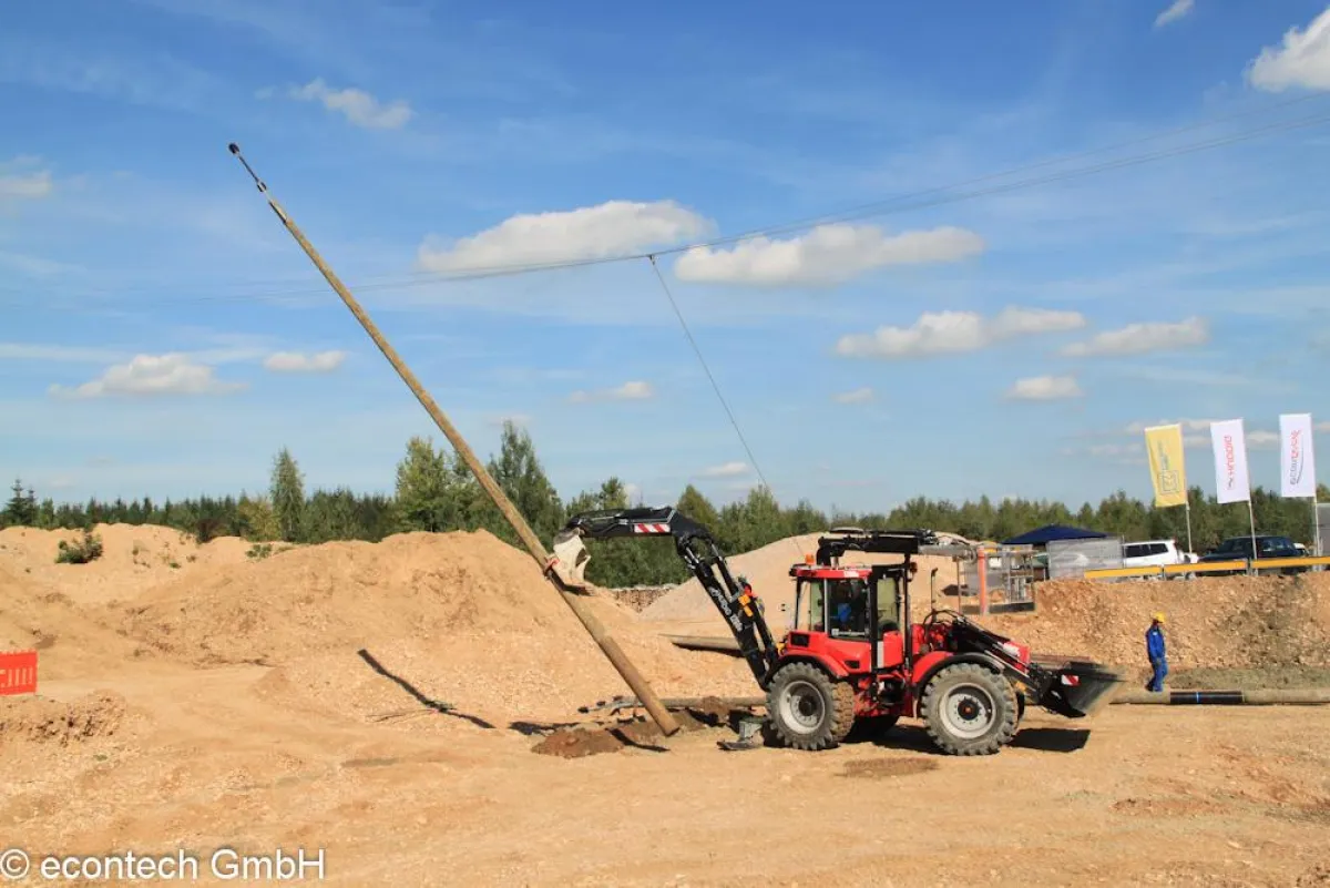 HUDDIG VOLT transportiert sicher und schnell Holzmasten im Gelände.