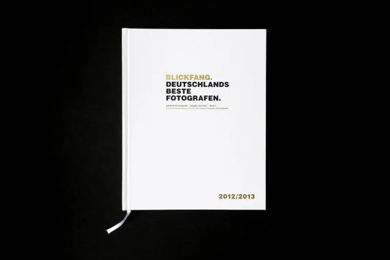 Bild: Schwergewichtiges Weihnachtsgeschenk für Fotografie-Fans: 5kg Bildband "BLICKFANG 2012/2013"