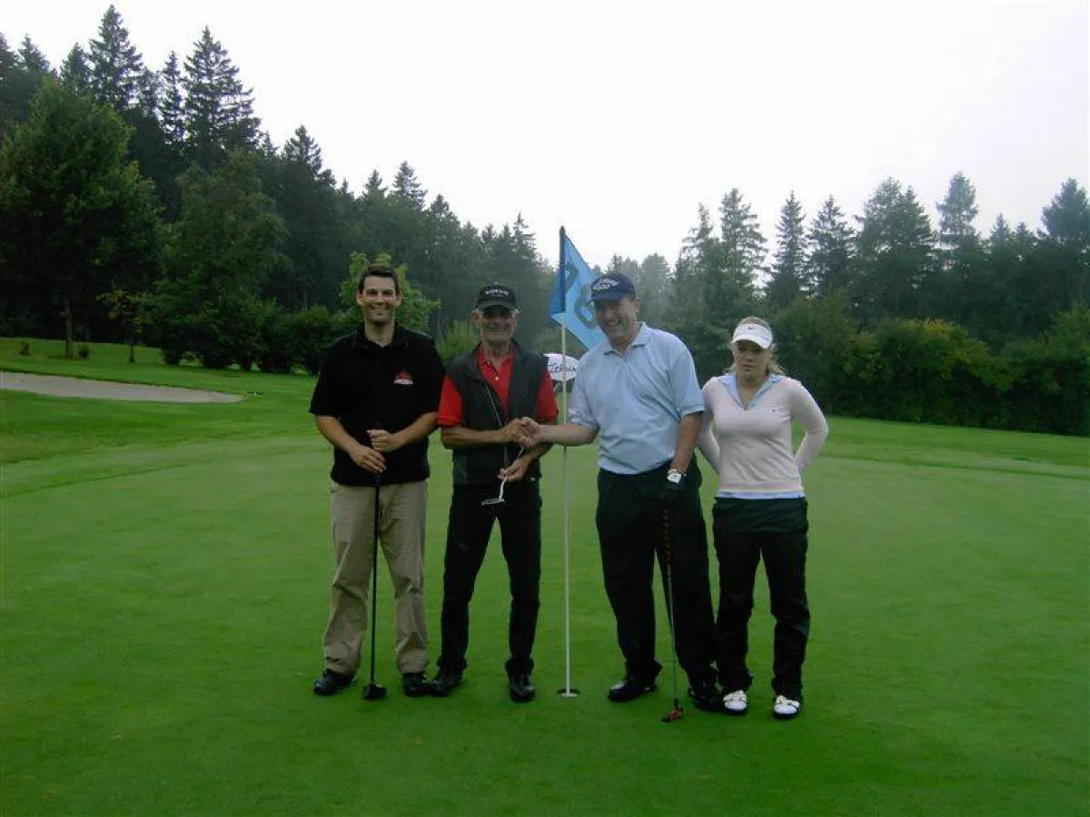 Sieger Klaus Marterbauer nimmt die Gratulation seiner Flightpartner entgegen. (Bild: Karl Kloss, Marshall GC Traunsee)