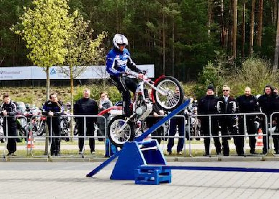 Stuntprofi Horst Hoffmann in Aktion beim ADAC StartUp Day