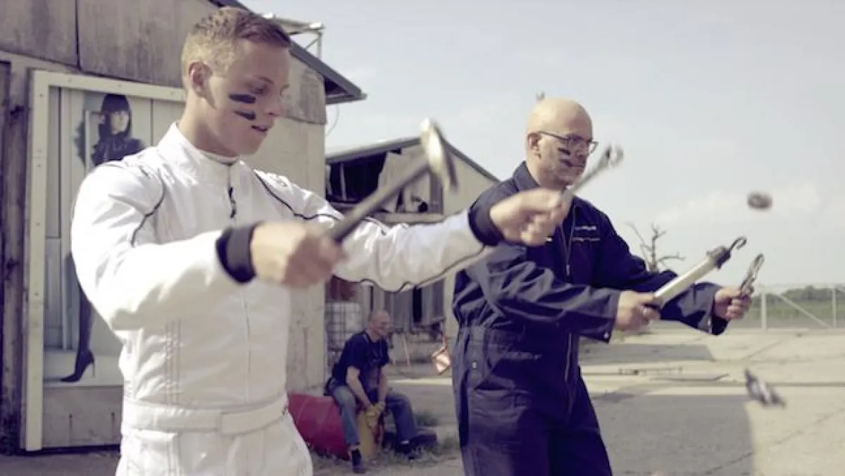 Marvin Kirchhöfer und Mr.Rasch tanzen für schnelle Autoteile