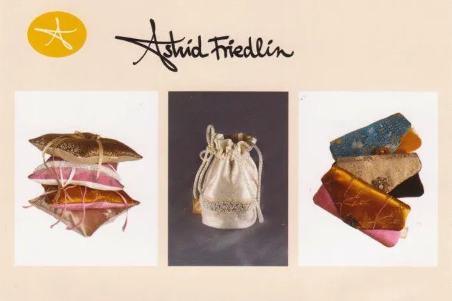 Astrid Friedlin Accessoires zeigt Ringkissen und Handtaschen für die Braut bei honeymoon - Die Hochzeitsmesse Bild: Astrid Friedlin Accessoires zeigt Ringkissen und Handtaschen für die Braut bei honeymoon - Die Hochzeitsmesse