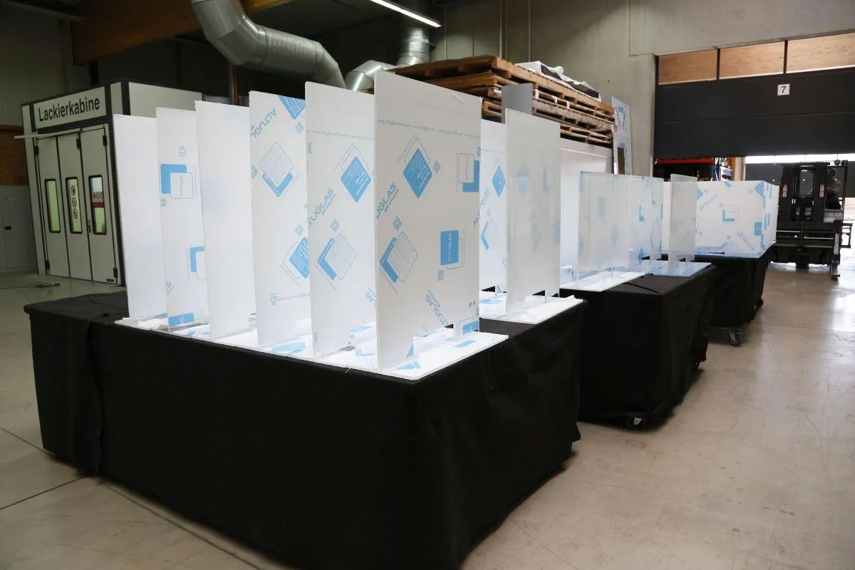 Eine von vielen Plexiglas-Lösungen, die derzeit individuell gefertigt werden.
