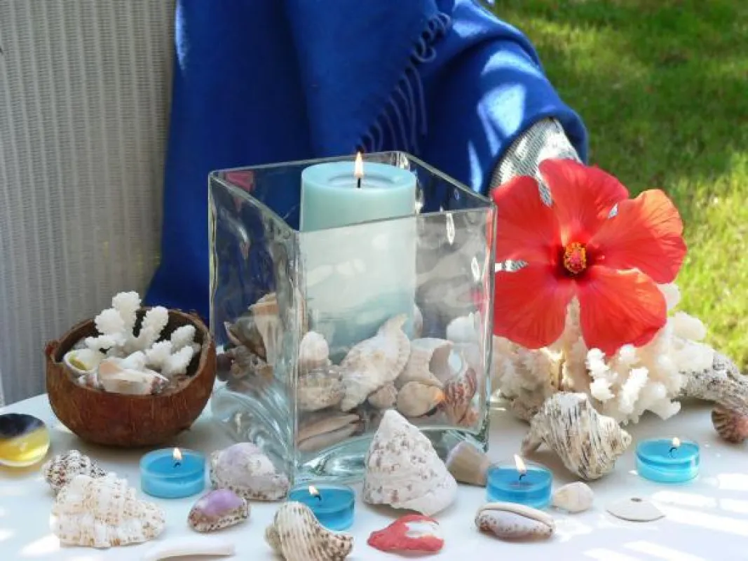 Südseestimmung vermittelt dieses Arrangement und lässt Sie in Urlaubserinnerungen schwelgen. Foto: Gütegemeinschaft Kerzen