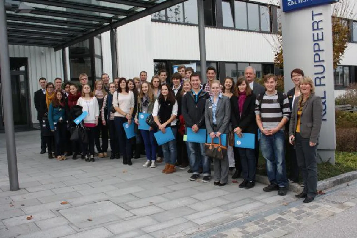 Azubis, Ausbilder und Organisatoren der AzubiAkademie