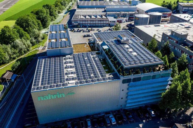 Bild: 1'500 m2 grosse Photovoltaik-Anlage unterstreicht nachhaltige Firmenausrichtung von Nahrin AG