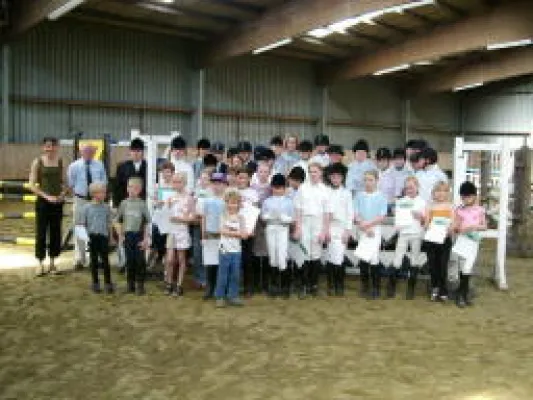 Bild: Das Reitabzeichen 2005 beim First-Team Reitsportverein Horstmar-Leer e.V. haben alle bestanden.