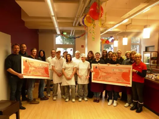 Bild: Backen für den guten Zweck: RAZ-Azubis spenden 2.000 Euro