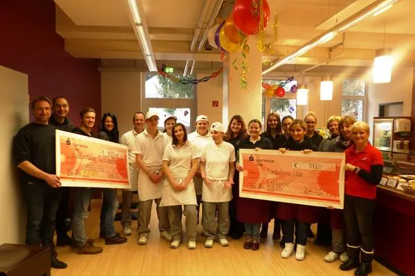 Bild: Backen für den guten Zweck: RAZ-Azubis spenden 2.000 Euro