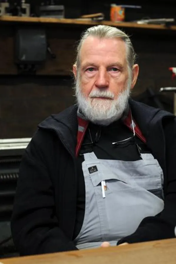 Ewerdt Hilgemann errichtet auf dem neuen Messer-Platz in Bad Soden eine Skulpturengruppe aus Edelstahl.