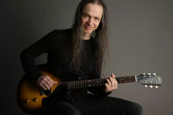 So vielfältig wie die Gitarre selbst - Das Soloalbum von Oliver Schröder Bild: So vielfältig wie die Gitarre selbst - Das Soloalbum von Oliver Schröder