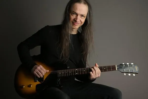 So vielfältig wie die Gitarre selbst - Das Soloalbum von Oliver Schröder Bild: So vielfältig wie die Gitarre selbst - Das Soloalbum von Oliver Schröder
