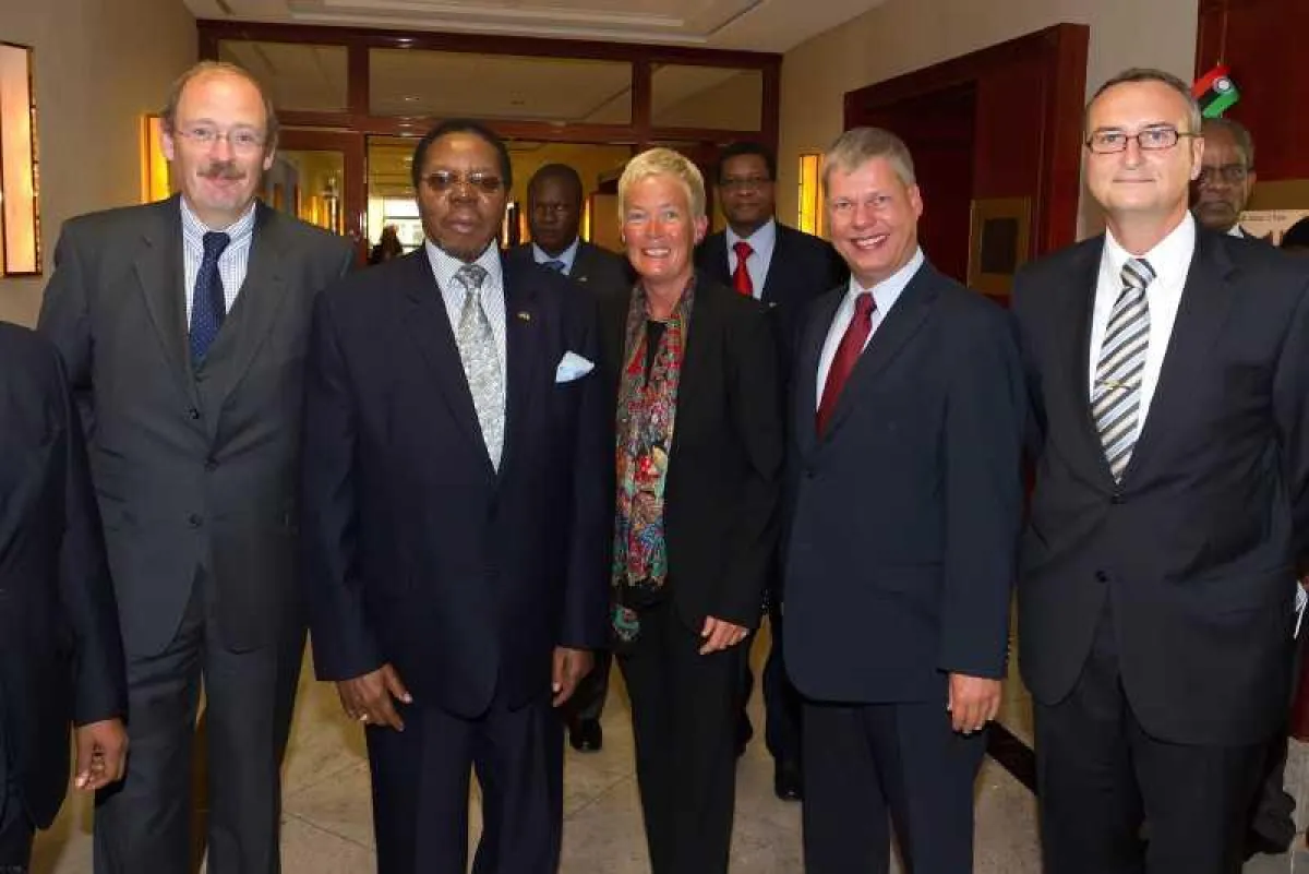Goetzke (Zitha Foundation), Bingu wa Mutharika (Präsident Malawis), Bertels-Heering (DMaG), Dr. Meinhardt (DMaG), Kraemer (Zeiss)
