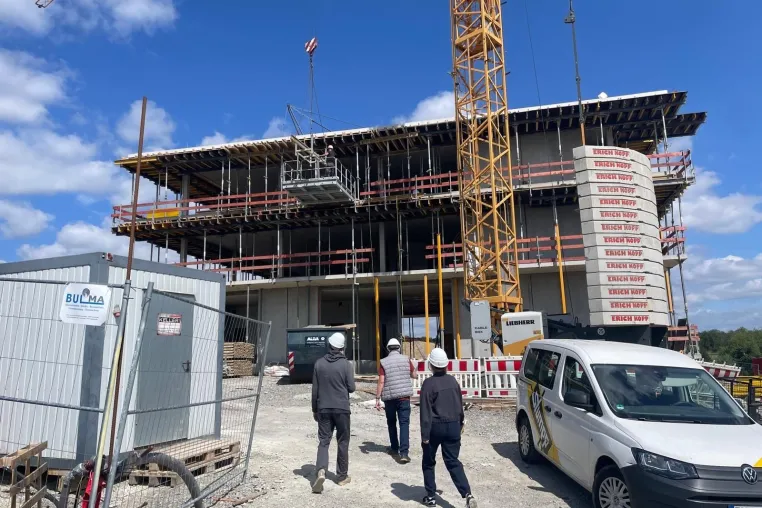 Bild: Rohbau des neuen Verwaltungsgebäudes der Schelhorn OWIG GmbH erfolgreich fertiggestellt