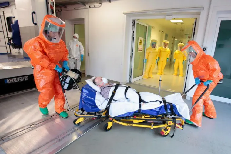 Bild: Übung simuliert die Verlegung eines Hochinfektions-Patienten