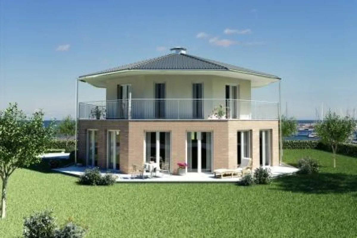Die klare Trennung der Stockwerke durch Verblend- und Putz-Fassade, der umlaufende Balkon und große Fensterelemente machen den Penthaus-Charakter aus. Preis ab 289.000 Euro
