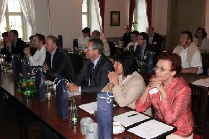 Bild: DeskCenter Solutions AG zeichnet pdv-systeme Sachsen als Partner des Jahres 2009/2010 aus