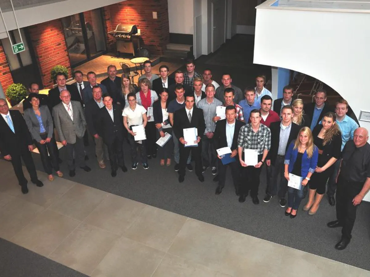 Die neuen Groß- und Außenhandelskaufleute nahmen bei Trauco ihre Zeugnisse entgegen.