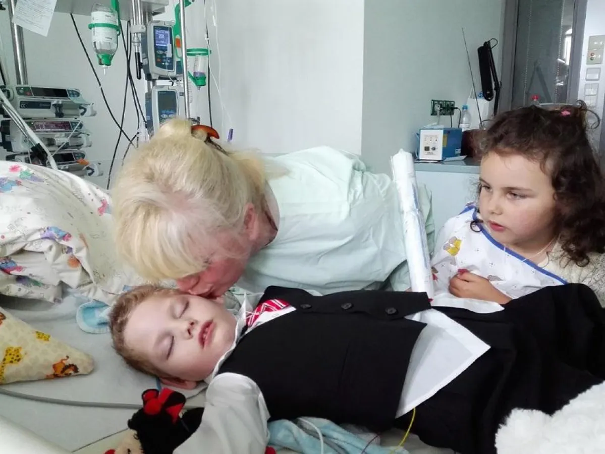 Ester gibt Liam einen Kuss