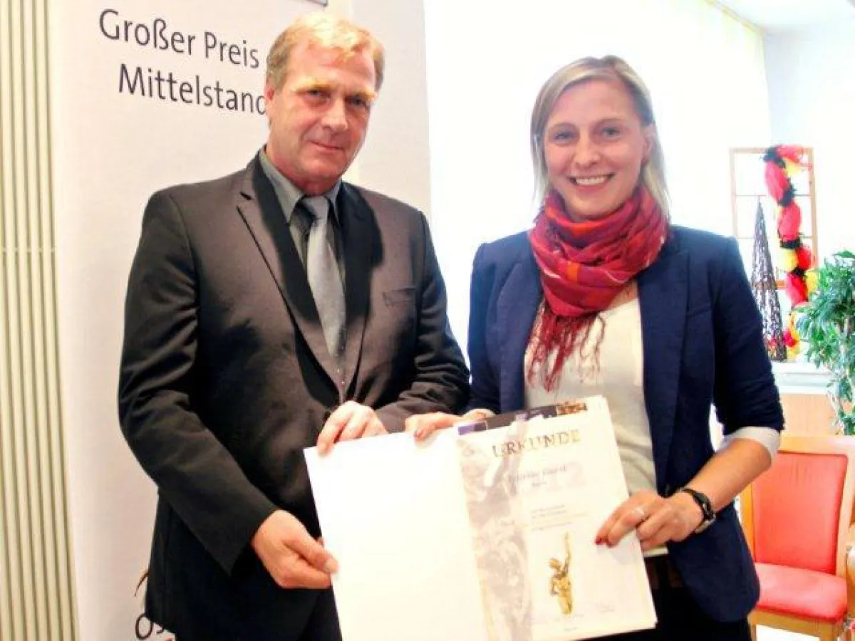 Polyprint erhält die Urkunde von Brandenburgs Wirtschafts- und Europaminister Ralf Christoffers