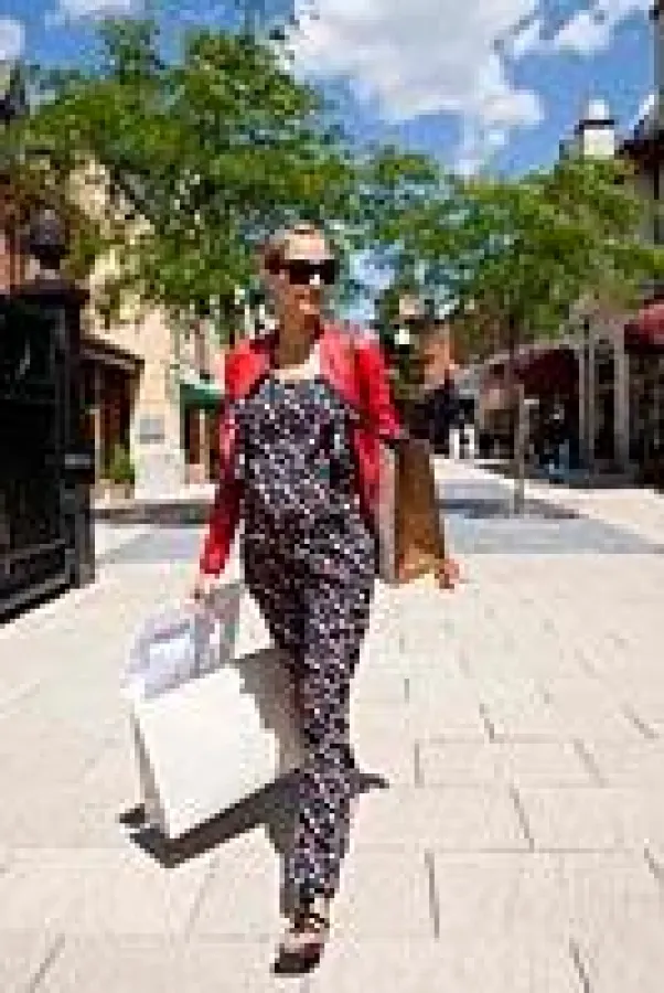 Alessandra Pocher im belgischen Luxus-Outlet Maasmechelen Village