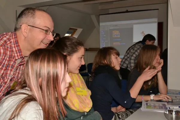 Bild: „Schau mal! Mein Dino kann fliegen. „Girls day“ : Mädchen programmieren selbst ein Computerspiel