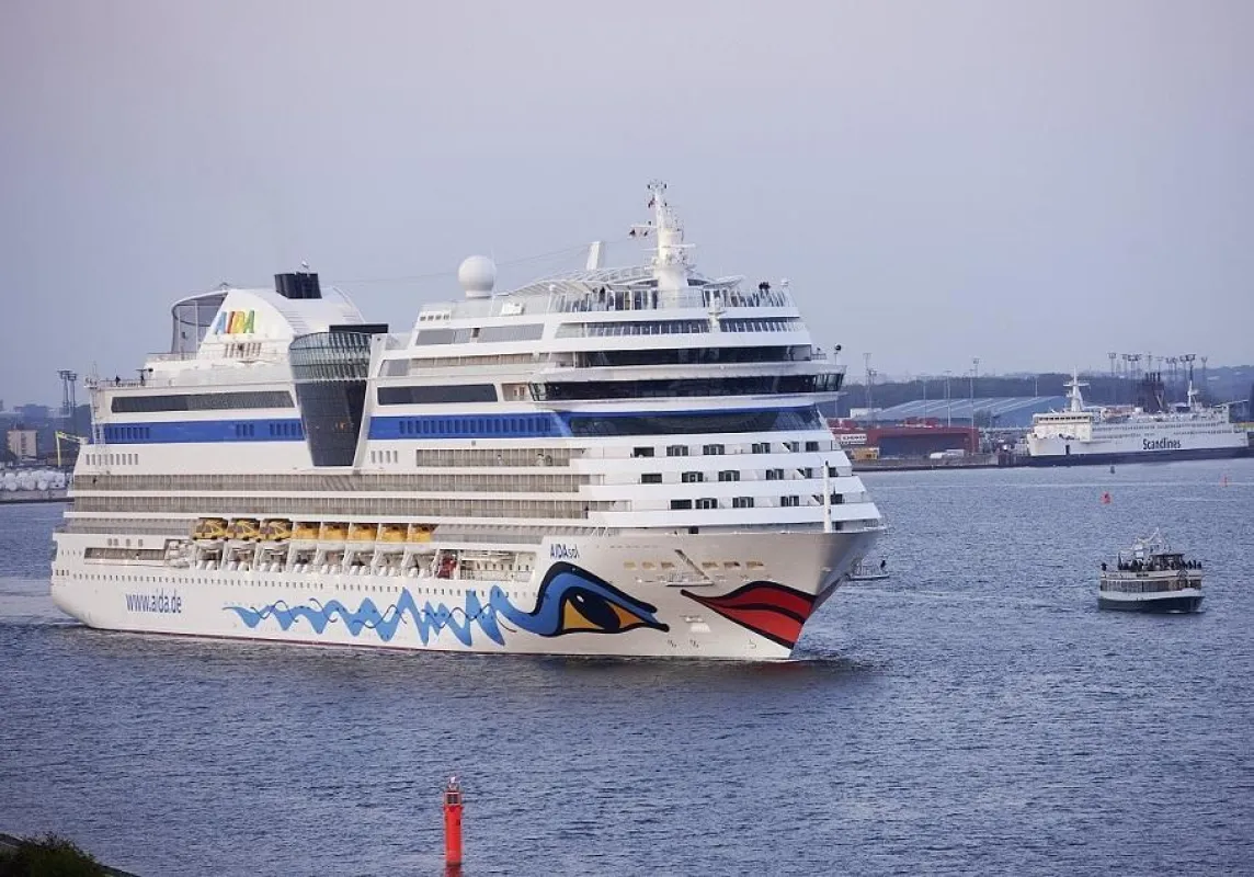 AIDAsol eröffnet Kreuzfahrtsaison 2012