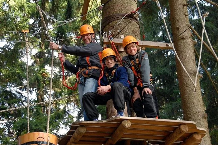 Bild: Hoch hinaus in den Frühling – der neue „Kletterwald Biberach“ eröffnet am 1. April 2010