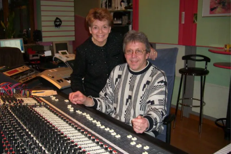 Lys Assia unterschrieb neuen Vertrag Bild: Lys Assia unterschrieb neuen Vertrag