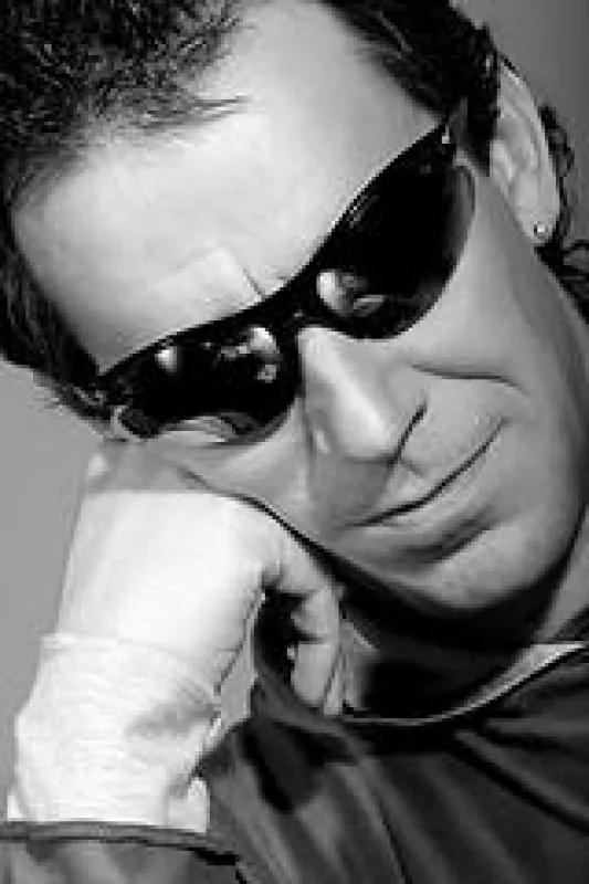 Robbie Quo (44)