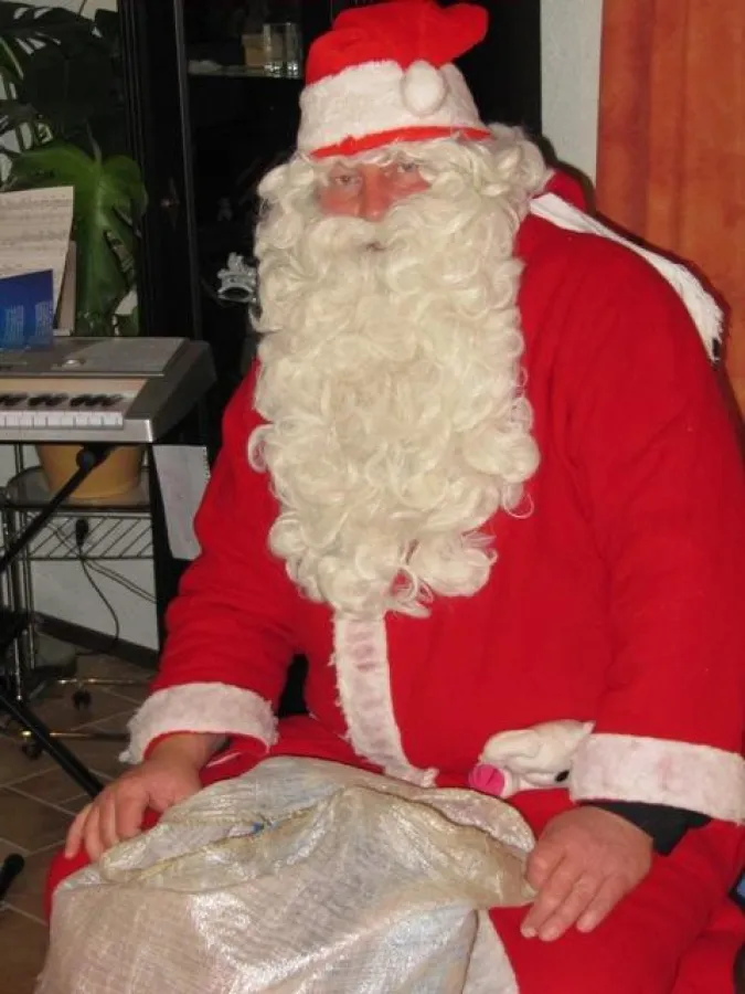 Jörg Schwerin engagiert sich seit vielen Jahren als Weihnachtsmann und beschert den Kindern und ihre