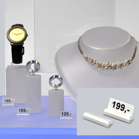 Bild: Etiketten-Ständer als Alternative für die Preisauszeichnung von Schmuck in Schaufenster und Vitrine