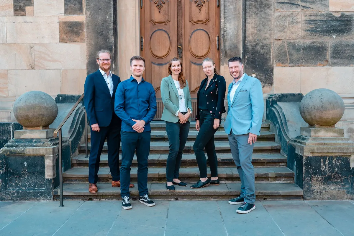 Das Team am Standort in Dresden in der Poststrasse wirkt seit Mitte des Jahres mit voller Power an d (© Jannis Alden Foster aus Dresden)