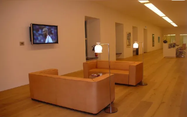 Bild: Dr. Müller-Wohlfahrt, „Doc“ der Fußball-Nationalelf, eröffnet eigene Mikro-Klinik