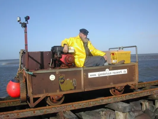 Bild: Postschiffer feiert 30-jähriges Jubiläum: Fiede Nissen ist seit 1977 Deutschlands einziger Hallig-Postbote