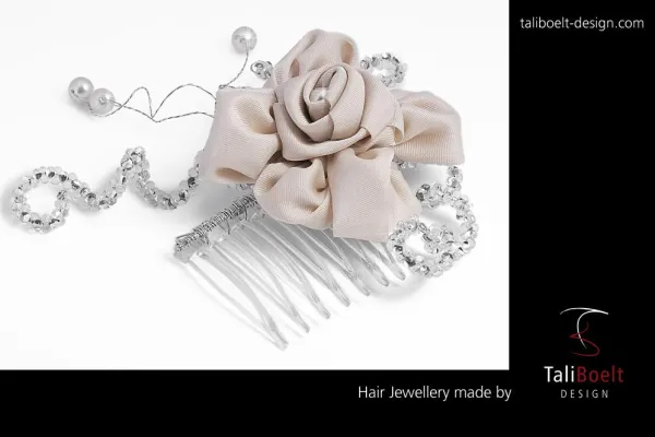 Edler Haarschmuck für die Braut. Passend zur exklusiven Brautmode der Marke San Patrick. Bild: Edler Haarschmuck für die Braut. Passend zur exklusiven Brautmode der Marke San Patrick.