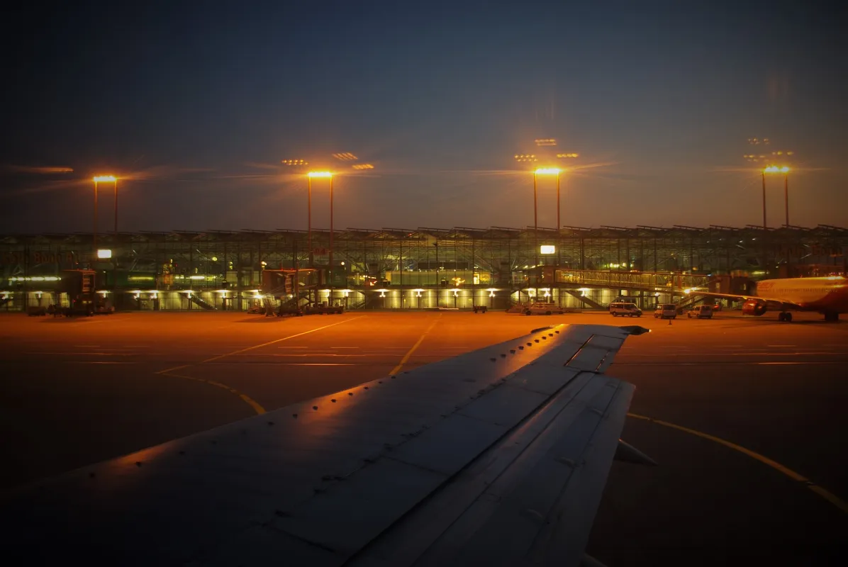 Flughafen Köln bei Nacht (© Bild von Ralph Klein auf Pixabay )