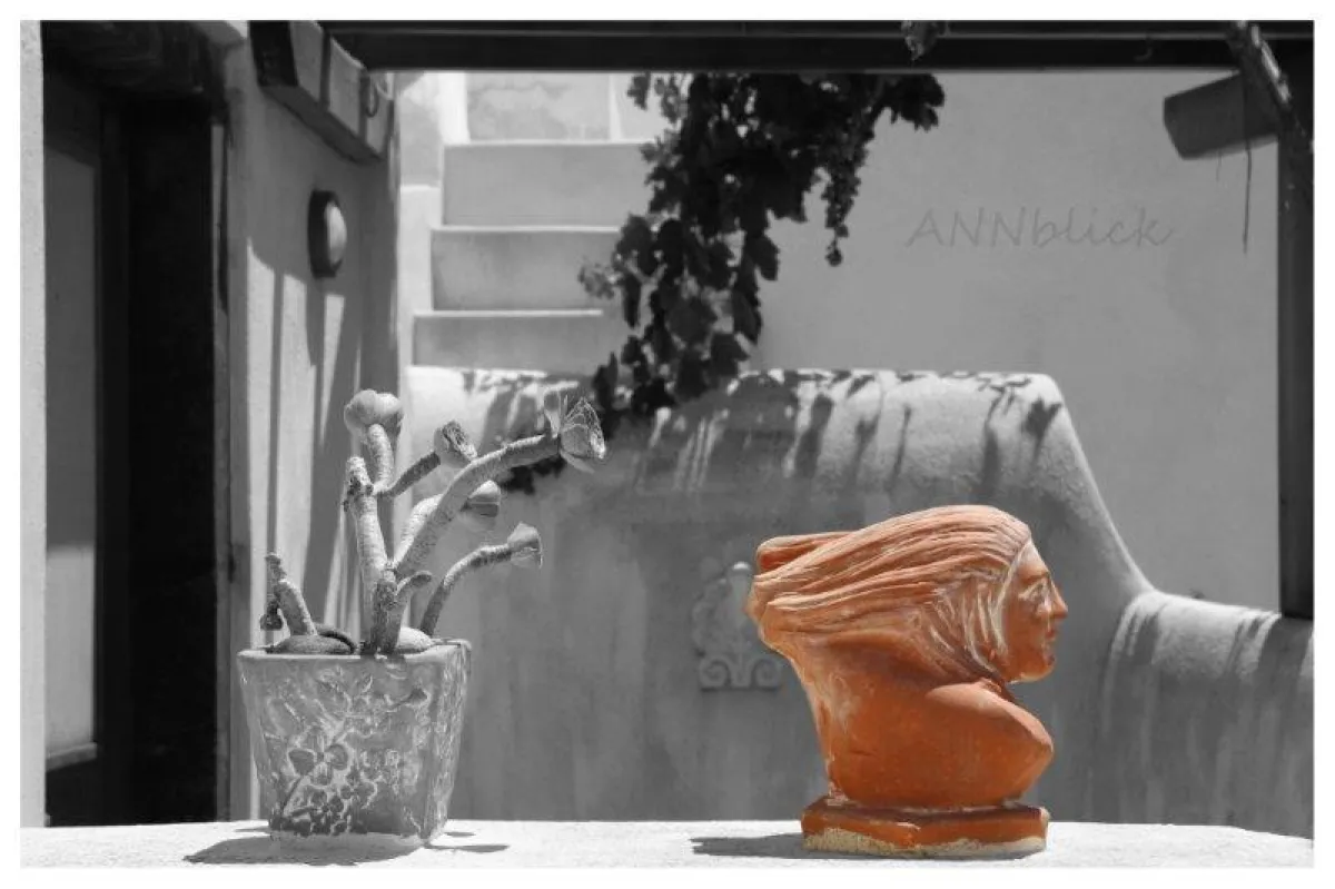 Skulptur aus Terrakotta, fotografiert auf Santorini.