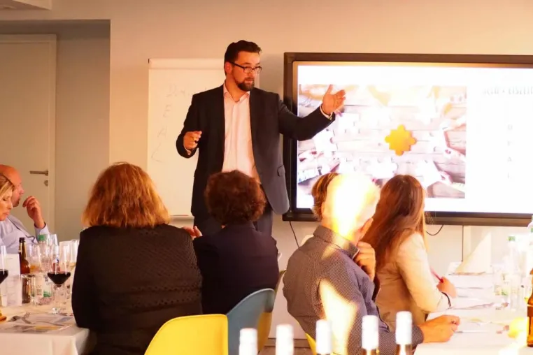 NMF OHG - Finanzielle Bildung als Schlüssel zum Erfolg Bild: NMF OHG - Finanzielle Bildung als Schlüssel zum Erfolg