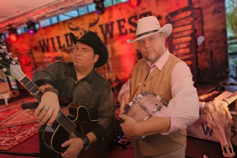 Bild: Country live statt Playlist: Arizona Bros. bringen Western-Feeling auf Firmenfeiern