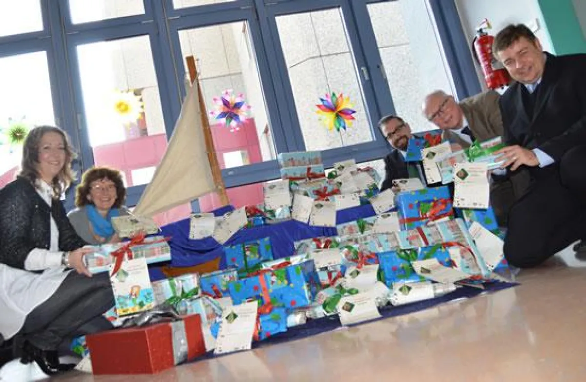 Weihnachtspäckchen-Übergabe in der Kinderkrebsklinik