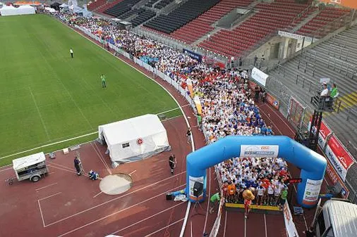Bild: Netzwerkparty im Stadion: Neuer Teilnehmerrekord beim 6. DAK Firmenlauf Braunschweig erwartet