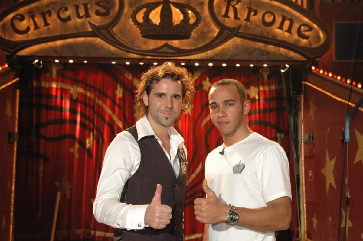 Illusionist Jan Rouven (links) mit Lewis Hamilton im Circus Krone in München