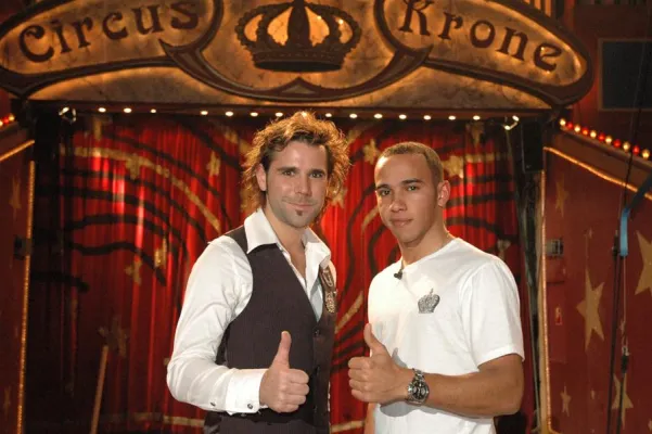 Bild: Jan Rouven bringt Lewis Hamilton das Zaubern bei