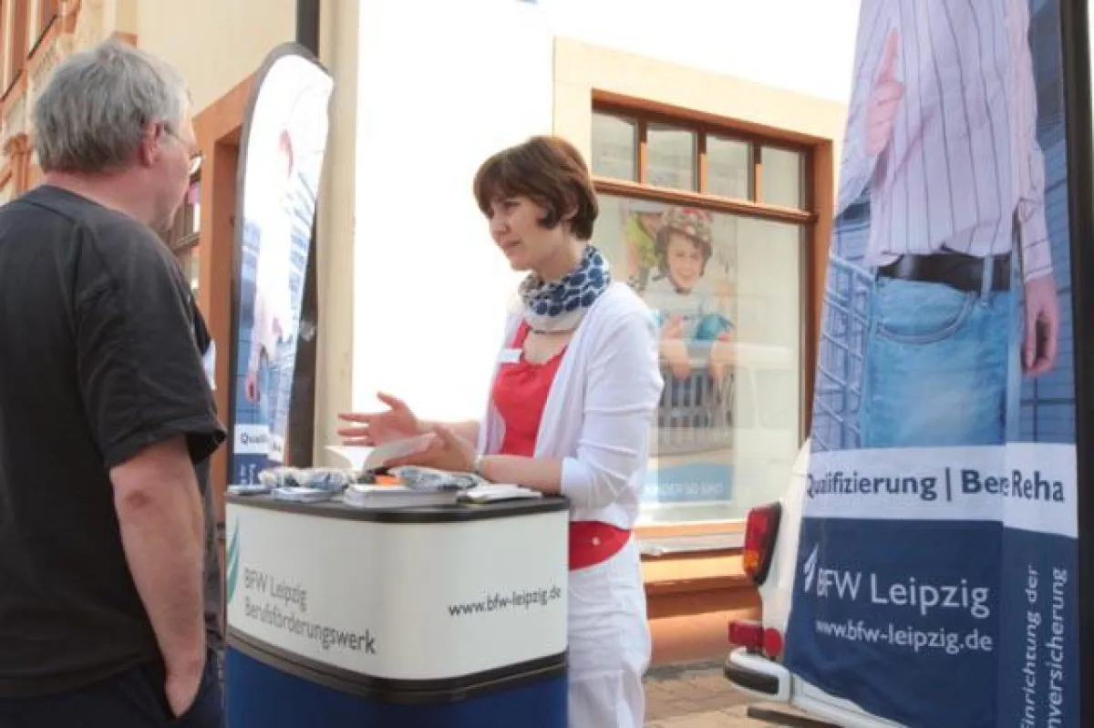 Informationsangebot des BFW fand in Borna großes Interesse. Corinna Schulze (r.) im Beratungsgespräc