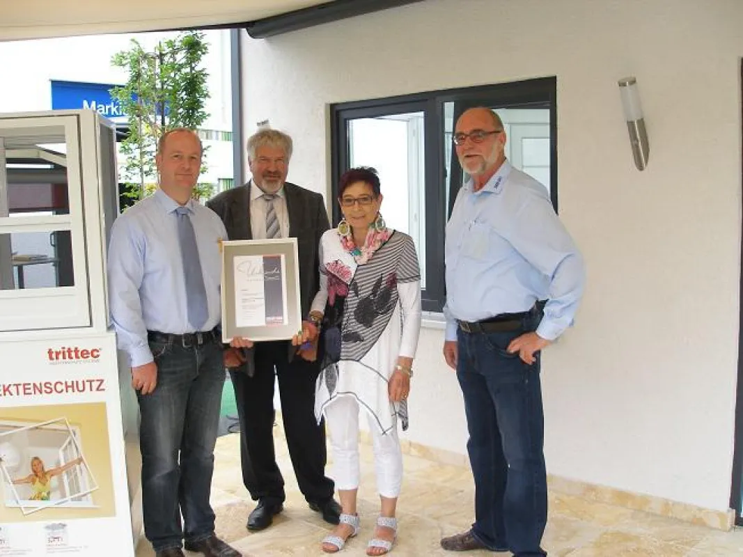 GF Heino Cordes (2. Von links) überreicht die Urkunde zu 25 Jahre Zusammenarbeit im Wintergartenbau