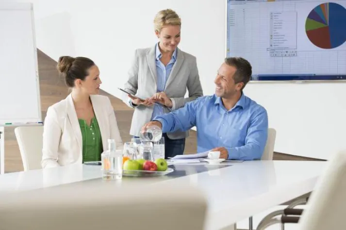 Bild: Mehr als ein Durstlöscher: Wasser besiegt beruflichen Stress